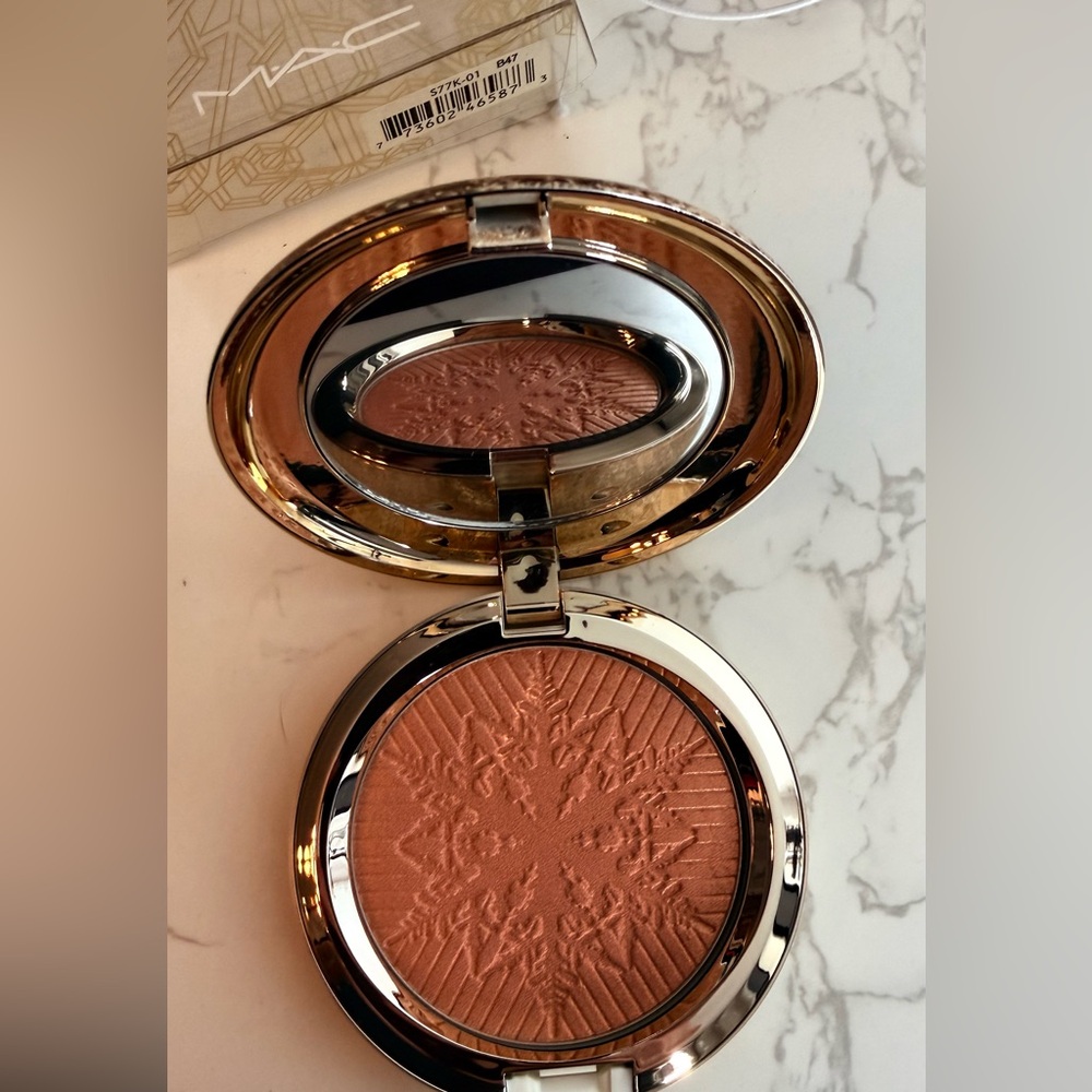 MAC Cosmetics Here Comes Joy Opalescent Face Powder NIB